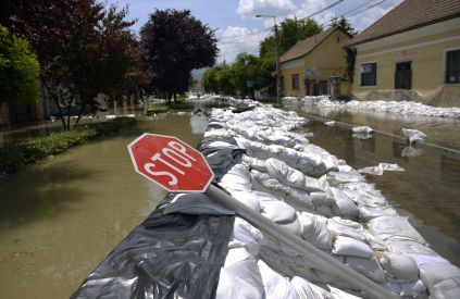 Homokzsákok Nagymaros főutcáján 2013. június 9-én. A Duna ismét betört a nagymarosi Váci utcába, ahol a víz három-négy házat kerített körbe, a lakókat kimenekítették.
